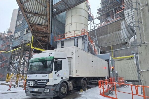 Linka pro příjem, dopravu, skladování a dávkování textilních kordů z pneumatik